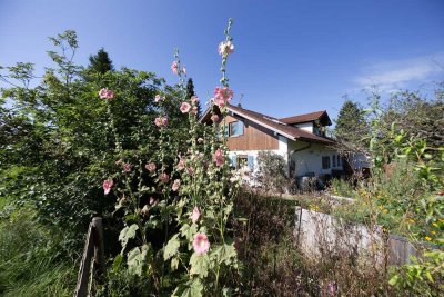 Großzügiges Wohlfühl-Haus mit wunderschönem Gartenidyll in Probstried