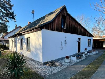 Geräumiges Siedlungshaus mit Doppelgarage, Pool und Sauna in Meißen