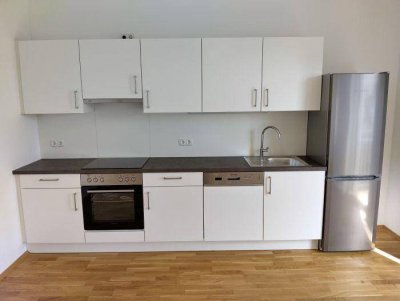 Erstbezug: Sanierte 4 ZIMMER-Wohnung, Süd-Balkon, neue Einbauküche, neue Sanitäranlagen (Bad + WC)!