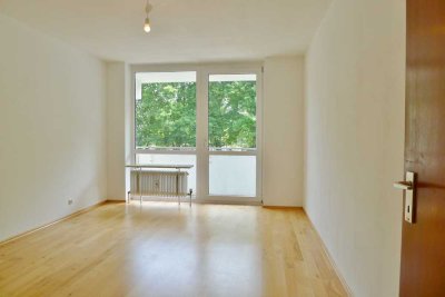 Helle, renovierte 2-Zimmer-Wohnung mit neuer Einbauküche, großer  Loggia & Innenhof-Garage