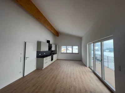 Neubau trifft Komfort: Stilvolle DG-Wohnung mit Einbauküche