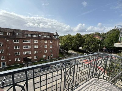 Schöne & frisch sanierte 3 . Zi.-Altbauwohnung mit Balkon & EBK