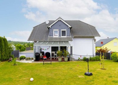 Großes, modernes 1-Familienhaus mit Einliegerwohnung im vorderen Odenwald