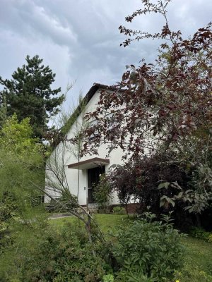 Sofort frei: 2-Zi.-DG-Whg. "Am roten Hügel"  in 2.-Fam-Haus
