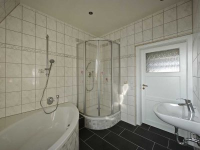 VIER ZIMMER sofort einzugsbereit