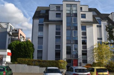 Gepflegte 2-Zimmer-Penthouse-Wohnung mit Balkon und Einbauküche in Rondorf, Köln