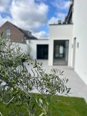 Erstklassige Designwohnung mit privatem Garten, Ankleidezimmer & hochwertiger Ausstattung und Garage