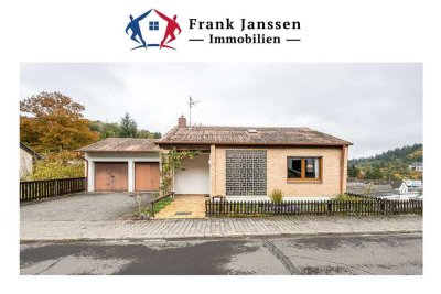 Freistehendes Ein-/Zweifamilienhaus in Jünkerath - Balkon mit Weitblick - Doppelgarage