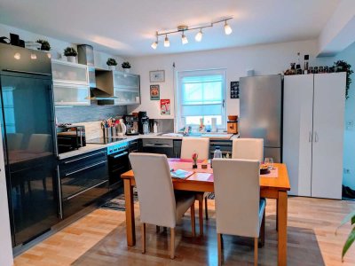 Hochwertige helle 3 Zimmer Wohnung mit Balkon in Niedrigenergiehaus