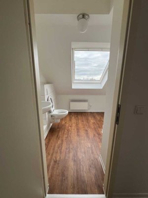 Helle Dachwohnung in Düsseldorf - Ideal für Singles oder Paare