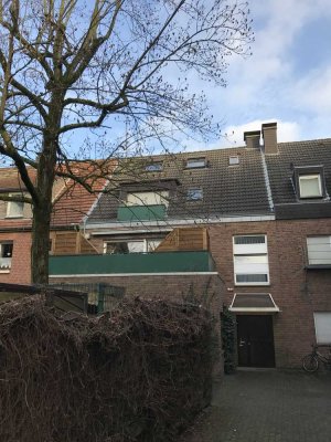Schöne 2-Zimmer-Stadtwohnung mit großer Dachterrasse und Einbauküche!!