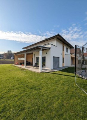Neuwertiges Einfamilienhaus in Mauerkirchen: 170m², Garten, Balkon, Garage – Ihr Traum!