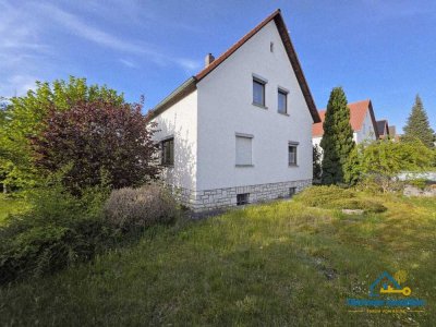 Zweifamilienhaus auf großzügigem Grundstück mit Garage in gepflegter Wohngegend