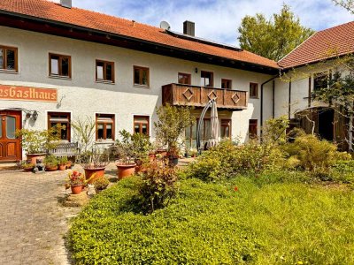 Historischer Dreiseithof mit Charm,
viel Grund und Gaststätten-Konzession
in Alleinlage in Schönbe