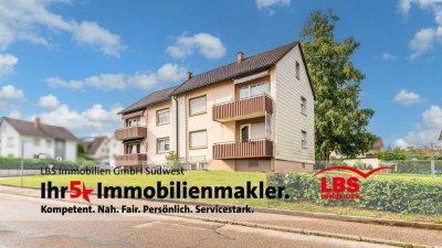 Sechsfamilienhaus - aktuell vier Wohneinheiten, zwei teilausgebaute Dachgeschosse.