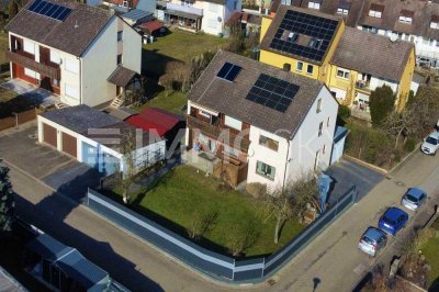Zweifamilienhaus mit Balkon, Garten, PV-Anlage und Garagen