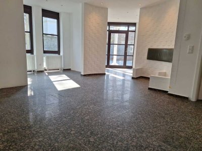 Erstbezug: exklusive Erdgeschosswohnung mit Küche und Garten innerhalb der Wallmauer