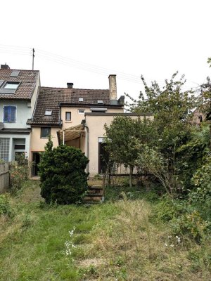 Suchen Sie ein neues Zuhause in Rintheim? Sanierungsbedürftiges 1-2-FH mit Ausbaugenehmigung