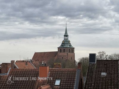 Reserviert:  Bezugsfertige 2-Zimmer-DG-Wohnung mit TG und Blick auf Lüneburgs St.-Michaelis-Kirche