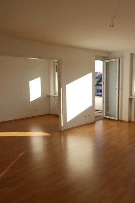 Helle, moderne 3-4 Zimmer-Wohnung mit Südbalkon, EBK u. E-Ladestation