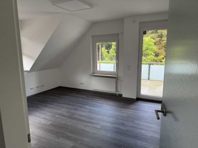 Attraktive und neuwertige 4-Zimmer-Maisonette-Wohnung mit geh. Innenausstattung mit Balkon