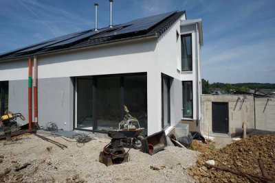 NEUBAU-ERSTBEZUG*HOCHWERTIGE DOPPELHAUSHÄLFTE MIT EBK*2 BÄDERN*GARTEN*GARAGE*