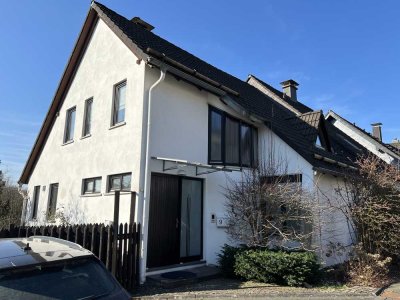 Doppelhaushälfte mit sonniger Gartenterrasse und Carport!