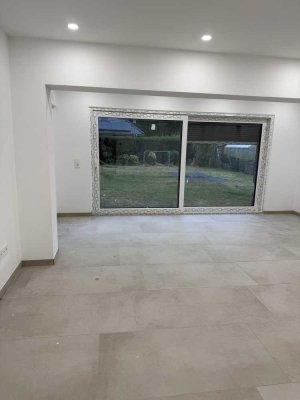 Erstbezug nach Sanierung mit Balkon: attraktive 4-Zimmer-Wohnung in Krefeld Fischeln