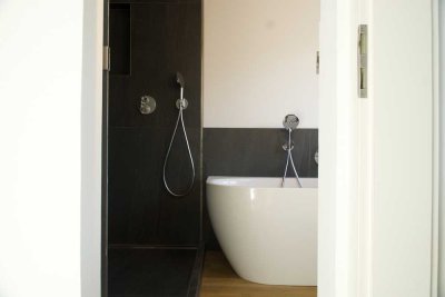 Stilvolle, frisch sanierte 4-Zimmer-Wohnung mit Balkon Einbauküche, Kaminofen & großem Garten