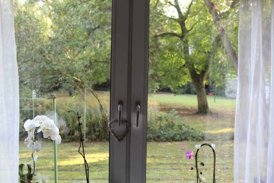 Moderne lichtdurchflutete Erdgeschosswohnung mit Gartennutzung