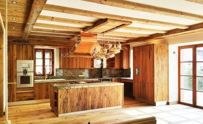 Repräsentatives Luxus-Chalet: Modernstes Alpendesign in geschützter Waldlage