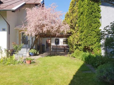 Das lohnt sich! Freistehendes renovierungsbedürftiges Einfamilienhaus mit eingefriedeten Garten