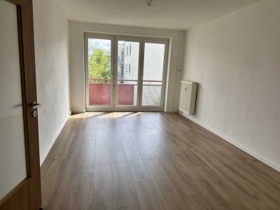 renovierte 2-Raum Wohnung mit Einbauküche und Südbalkon