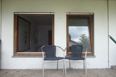 WG Zimmer Südseite mit Sitzplätzle vor Fensterfront