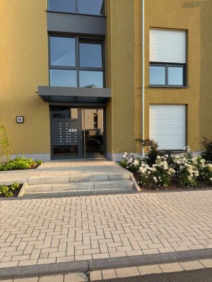 Stilvolle lichtdurchflutete 2-Raum-Wohnung mit großem Balkon und Einbauküche
