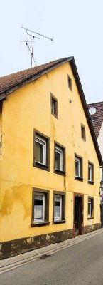 Einfamilienhaus mit Nebengebäude, Möglichkeit zum "Umbau" zum Zweifamilienhaus