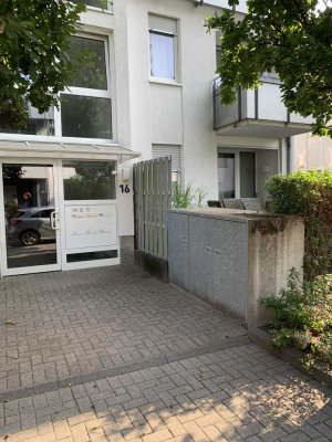 Stilvolle, vollst. renovierte 2-Zimmer-Erdgeschosswohnung mit geh. Innenausstattung mit Balkon
