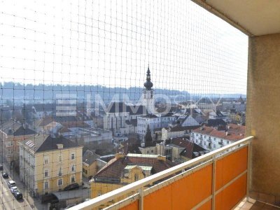 Hier liegt Ihnen das Stadtzentrum zu Füßen - 2 Zimmer, Loggia, Keller