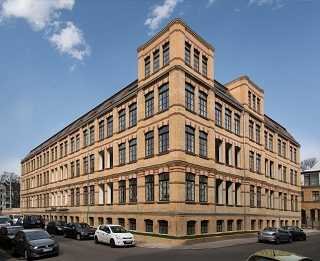"Industriecharme trifft Moderne: 2-Zimmer-Wohnung mit Loggia & Stellplatz."