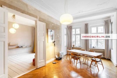IMMOBERLIN.DE - Sehr charmante Stuck-Altbauwohnung mit Balkon bei der Spree