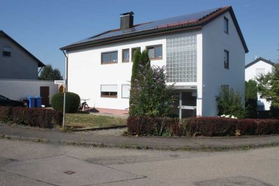 Gemütliche, helle Zwei-Zimmer-Souterrainwohnung mit Terrasse & Gartenmitbenutzung