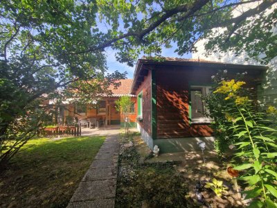 LIEBEVOLLES LANDHAUS FÜR ZWEI PERSONEN IN GRÜNLAGE MIT GESCHLOSSENEM, ABSOLUT UNEINSEHBAREM INNENHOF UND HERRLICHEM GARTEN SAMT GRILLPLATZ UND NEBENGEBÄUDEN