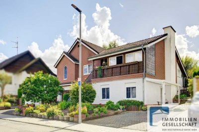 Gepflegtes Zweifamilienhaus mit weitläufigem Grundstück in ansprechender Wohn- und Aussichtslage!