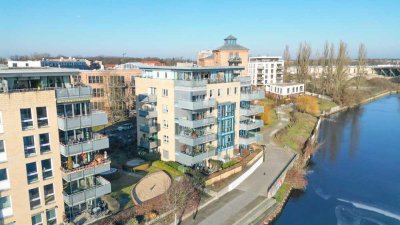 Leben mit Blick auf die Müggelspree: Renovierungsbedürftige 2-Zimmer-Wohnung mit Terrasse