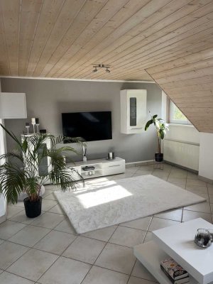 Charmante, helle 3-Zimmer-Dachgeschosswohnung mit Balkon und Garage