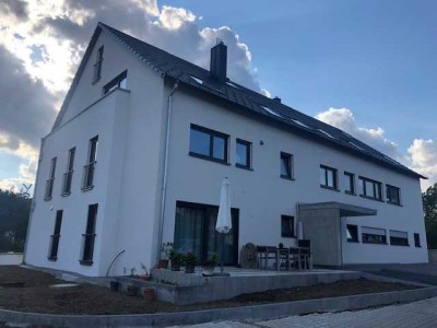 Exklusive 2,5 Zimmer Wohnung mit Ausblick ins Grüne!