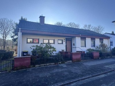 SEHR GEPFLEGTER,  GROßZÜGIGER BUNGALOW MIT POOL IN WALDRANDLAGE AUF DEM "BÄNNJERRÜCK"!