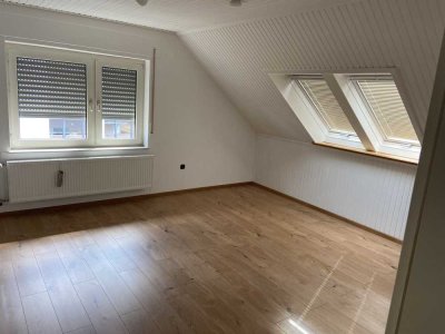 Gepflegte 3,5-Raum-Dachgeschosswohnung mit Einbauküche in Wolsfeld
