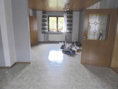 Saniertes Zweifamilienhaus mit Garten und Garage