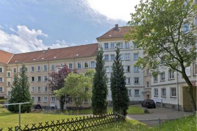 Zentral & Geräumig: Große 2-Zimmer-Wohnung an der Hauptstraße